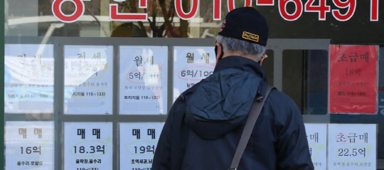 한동안 잠잠했던 서울 아파트 전셋값이 정부의 규제와 높아진 보유세 부담으로 다시 상승할 지 주목된다. 한 시민이 부동산 공인중개업소에 걸린 매물을 살펴보고 있다.<연합뉴스>